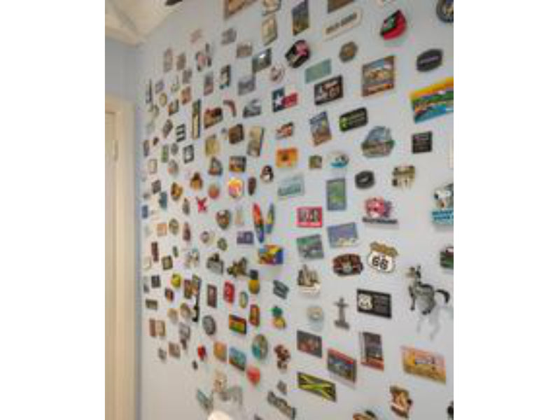 Displaying travel magnets