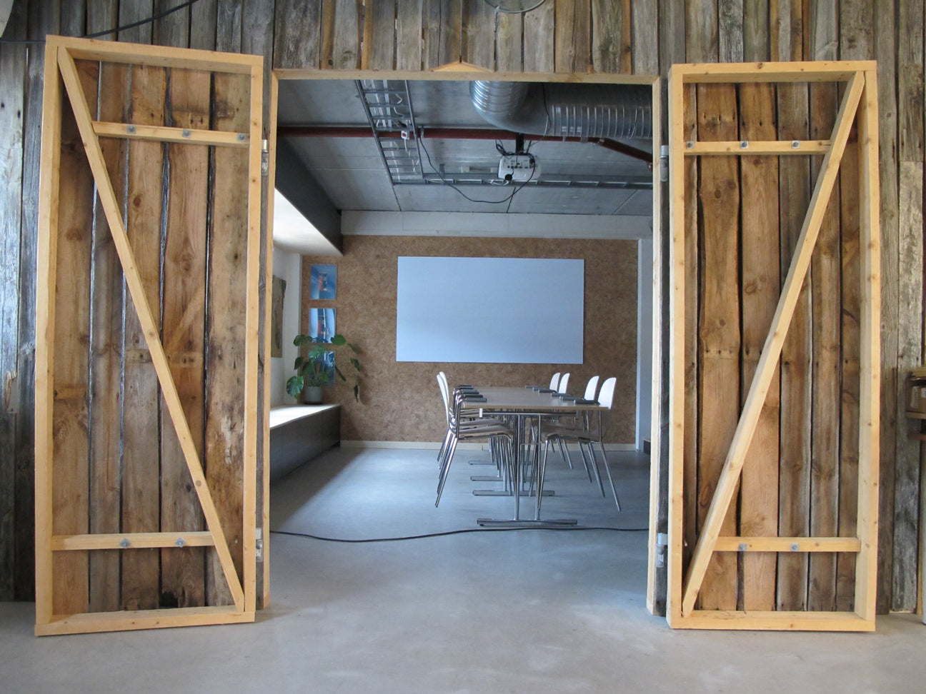 A great installation of MagWrite Matt & cork at coverks in Norway!