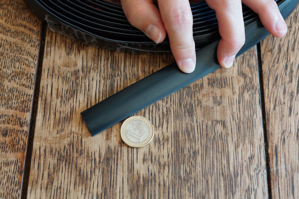 WriteTrims - Black 19mm against 1 Euro