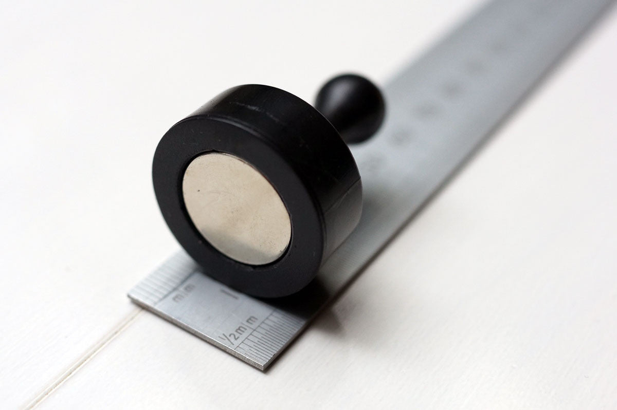 MagPlus™ Pawn - Large Black 4 x Magnets in a Box - Close up