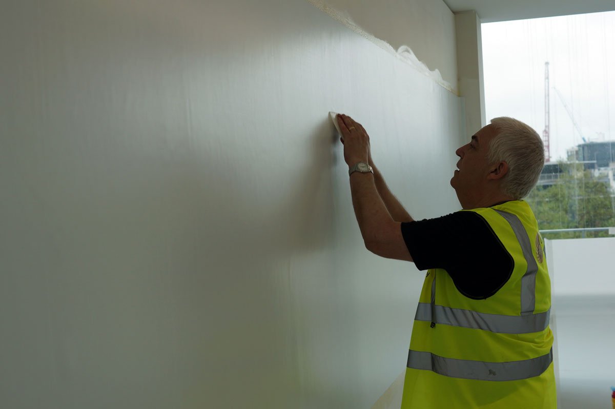 MagWrite installation flexible spreader to remove trapped air